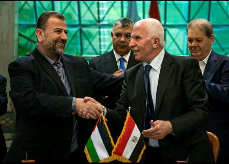 عزام الأحمد وصالح العاروري خلال توقيع اتفاق القاهرة