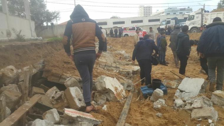 صورة من مكان انهيار الحائط في شارع الشهداء