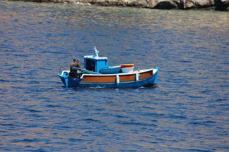 تصادم قارب صيد تركي بسفينة يونانية