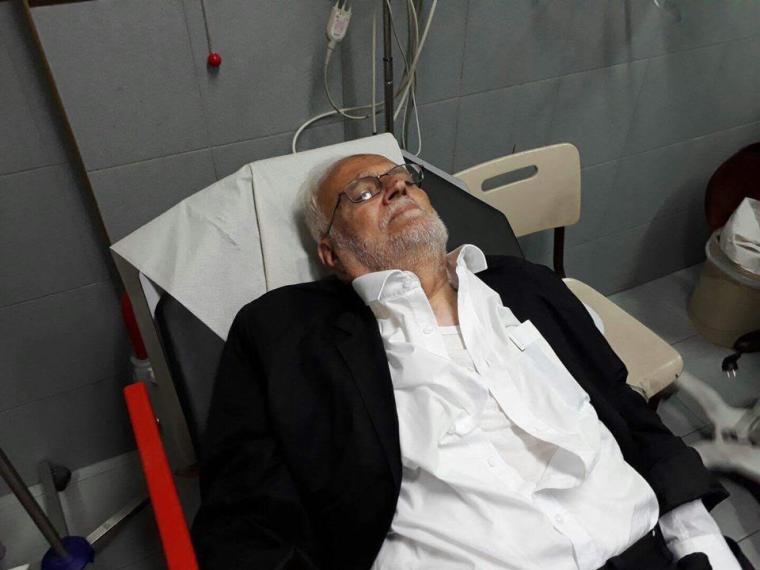 الشيخ عكرمة صبري على سرير المشفى بعد اصابته بالهروات من قبل الاحتلال في القدس