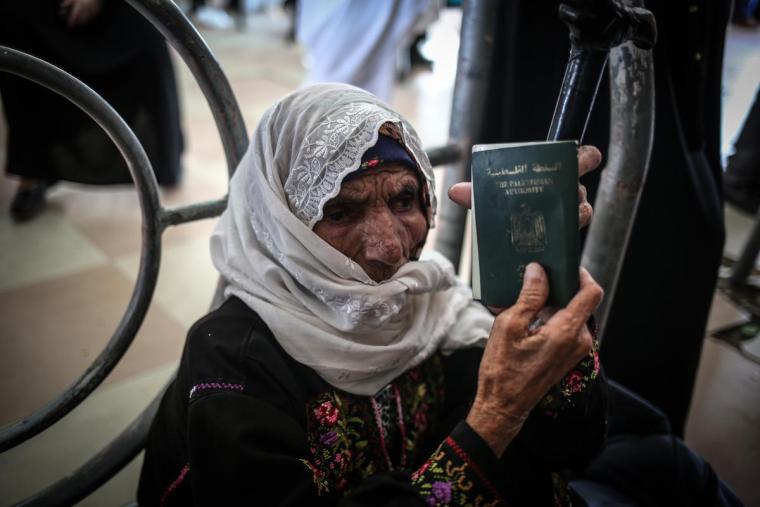 عجوز فلسطينية تنتظر على معبر رفح -ارشيف