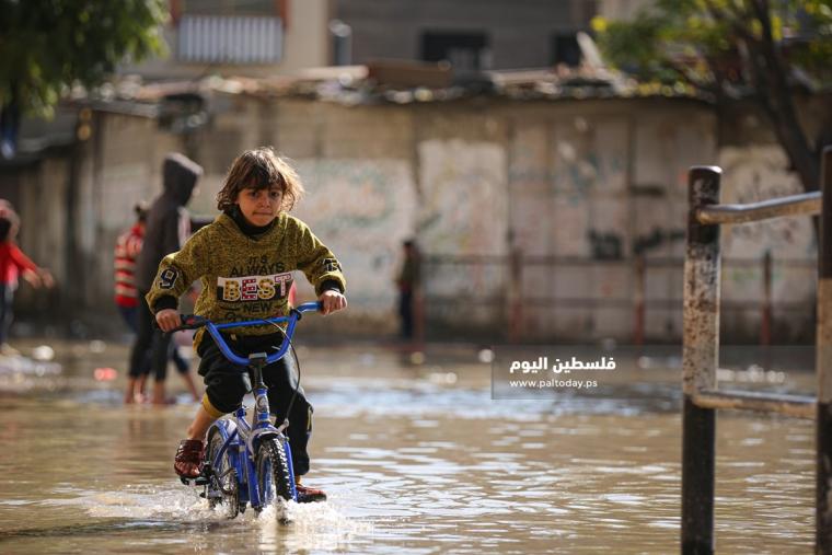 غزارة الأمطار تغرق شوارع كبيرة في بيت لاهيا (26).JPG