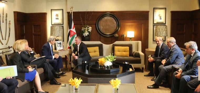 الملك عبد الله يلقتي وزير الخارجية الأمريكي جون كيري في مقره بعمان