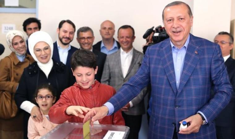 أردوغان خلال التصويت
