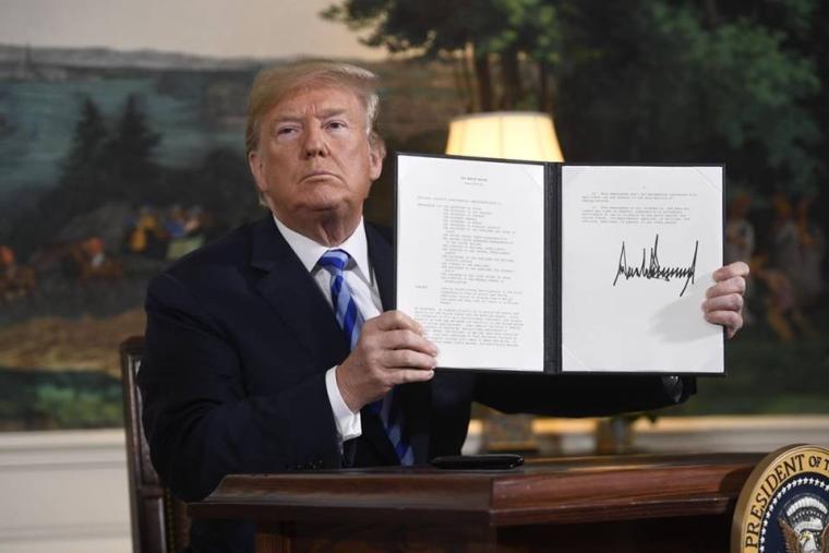 ترامب خلال توقيعه الانسحاب من الاتفاق النووي الأمريكي