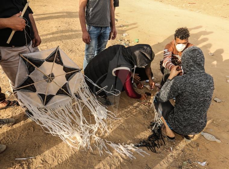  طائرات ورقية مذيلة بزجاجات حارقة شرق غزة ‫(1)‬ ‫‬