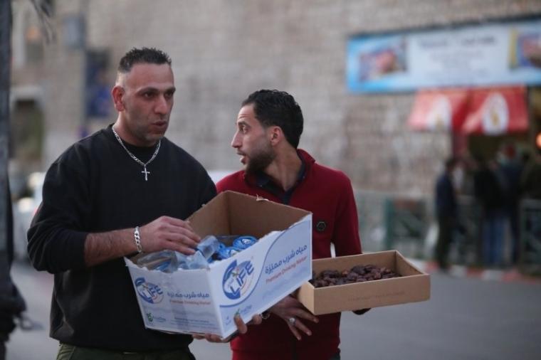 خليل كوع.. فلسطيني مسيحي يوزع التمر والماء على الصائمين في رمضان