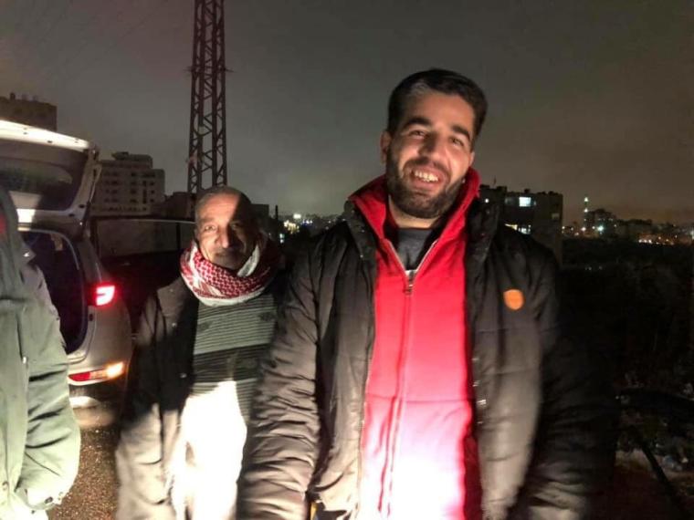 الصحفي حسين شجاعية بعد الإفراج عنه