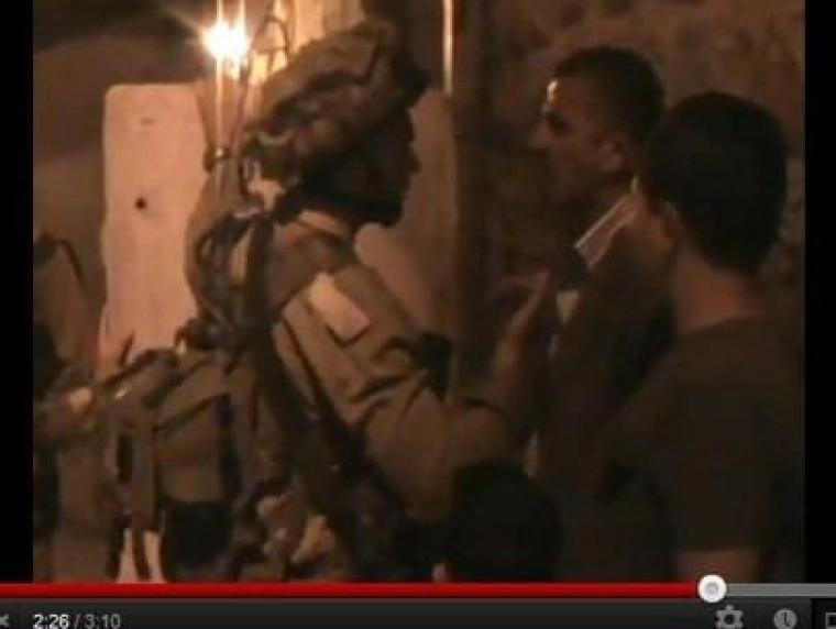والد الطفل يتشاجر مع جنود الاحتلال