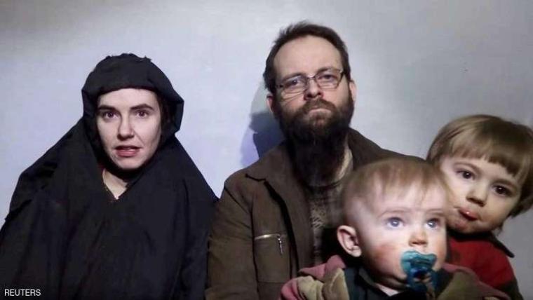 الرهينة الأمريكية مع عائلتها
