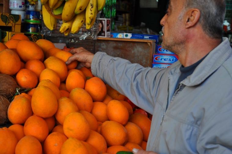 تمتلئ الأسواق بغزة بعشرات الأطنان من البرتقال المصري