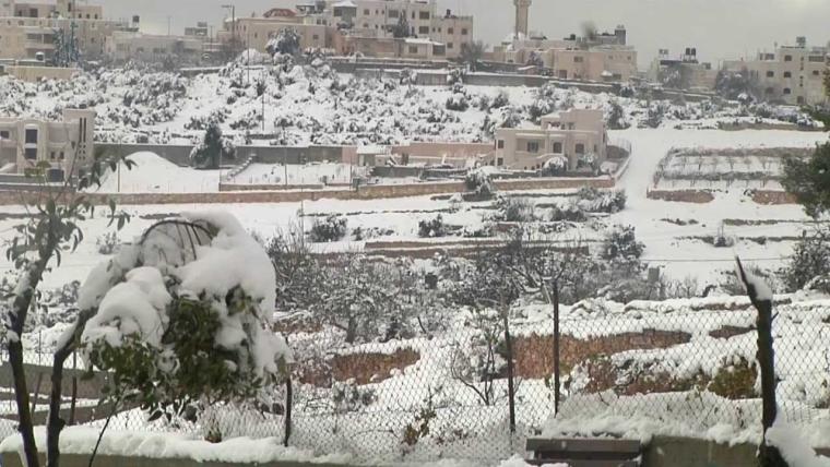 الثلوج تتساقط على محافظة الخليل