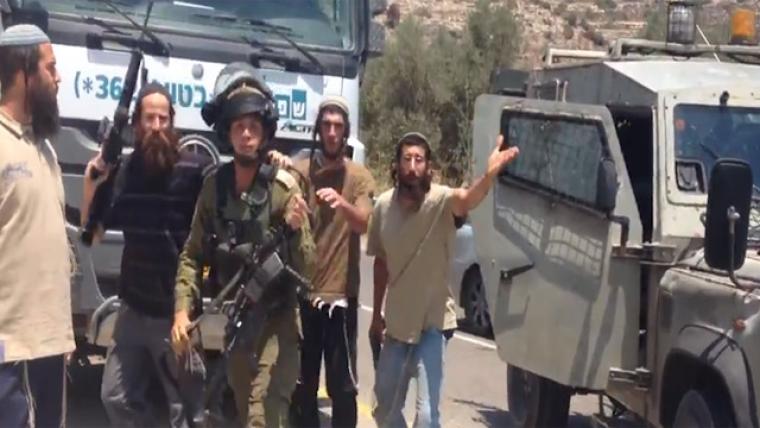 مستوطنون وجنود من جيش الاحتلال يشهرون أسلحتهم في وجه الفلسطينيين