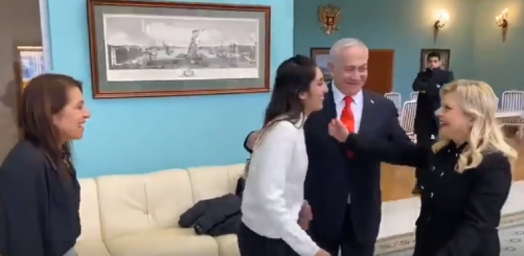 خلال استقبال نتنياهو وزوجته سارة المستوطنة