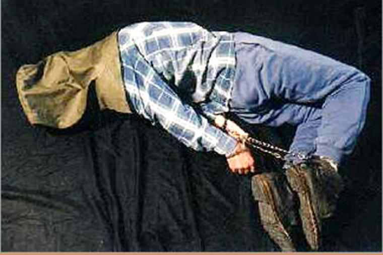 صورة توضيحية لأحد أساليب التعذيب للشاباك