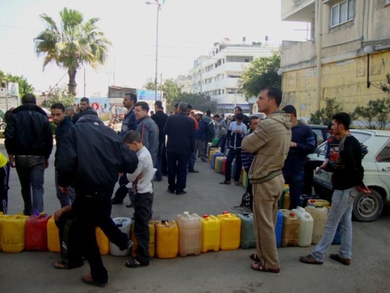 جانب من ازمة الوقود وتكدس السيارات على المحطات بغزة
