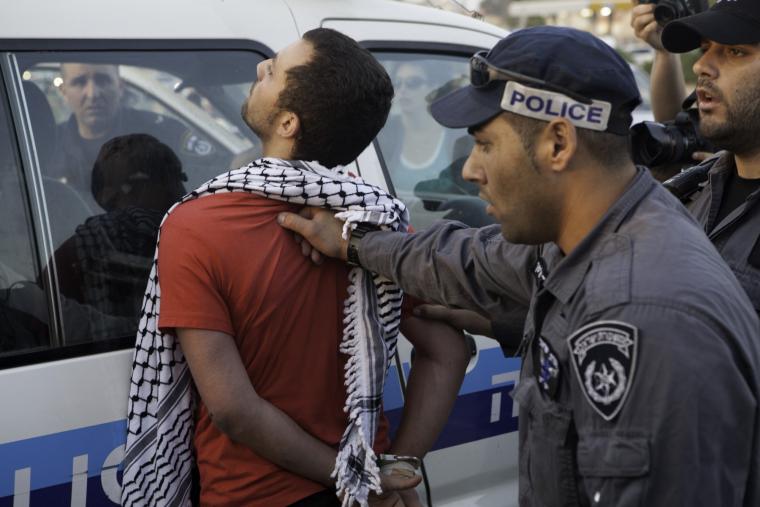 قوات الاحتلال تعتقل شاب فلسطيني (ارشيف)