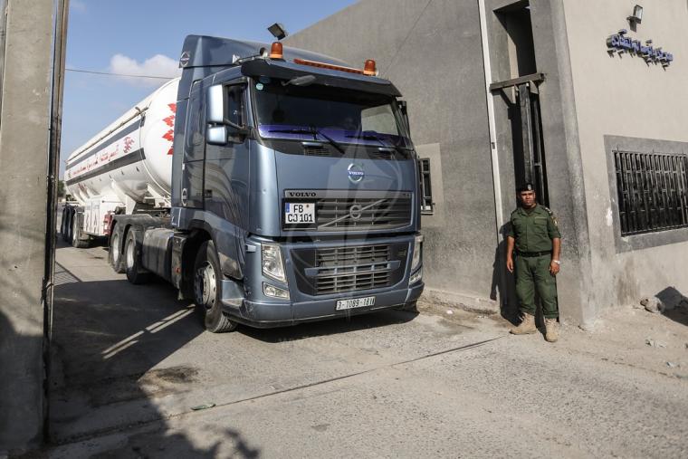 الاحتلال يوقف شاحنات الوقود عبر معبر كرم ابو سالم لقطاع غزة
