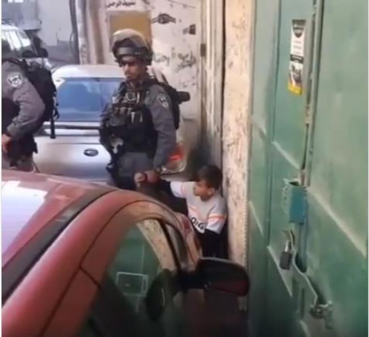 احتجاز طفل.JPG