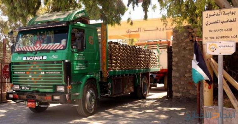 شاحنات مصرية محملة بالبضائع في غزة