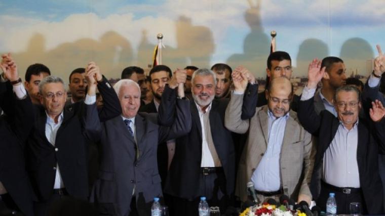 صورة بين طرفي الانقسام بعد توقيع اتفاق الشاطئ في يونيو 2014