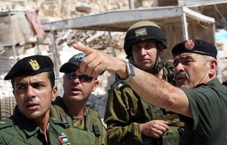 ضابط من السلطة الفلسطينية برفقة جنود الاحتلال الاسرائيلي