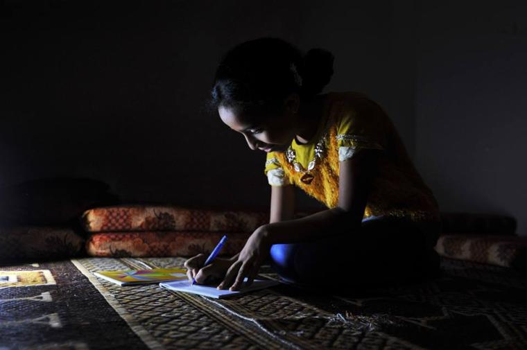معاناة المواطنين تتضاعف في شهر رمضان مع انقطاع التيار الكهربائي