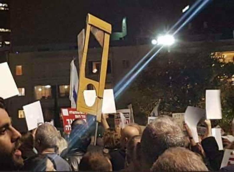 صورة خلال المسيرة تظهر فيها مقصلة للاعدام
