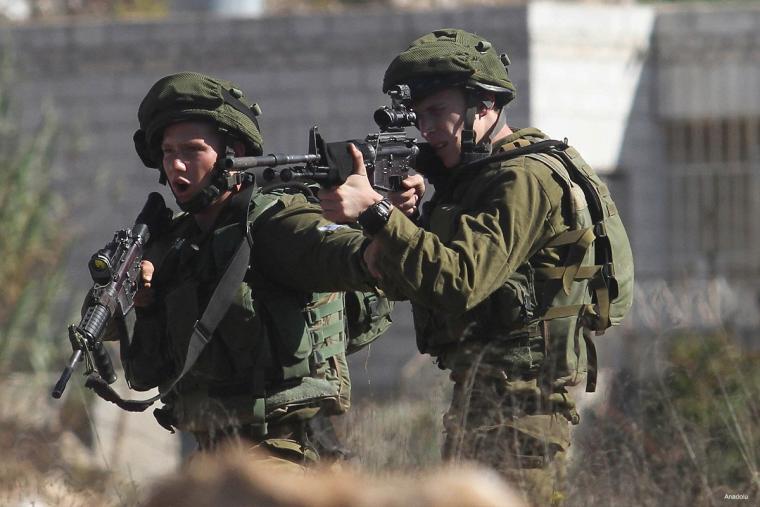 جندي إسرائيلي يطلق النار تجاه الفلسطينيين 