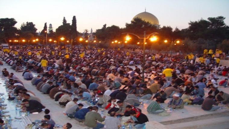 عشرات آلاف الفلسطينيين يتناولون افطارهم في باحات المسجد الأقصى