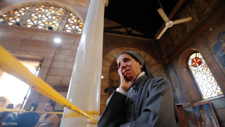 ​راهبة تبكي بينما تقف في موقع الانفجار بداخل الكنيسة البطرسية في ديسمبر الماضي