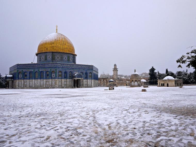 الثلوج تملئ ساحة المسجد الأقصى المبارك