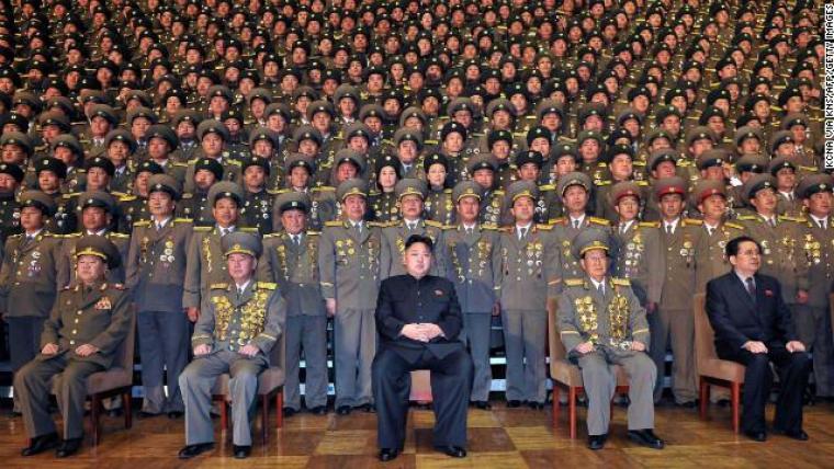 زعيم كوريا الشمالية وسط جنوده