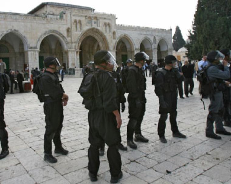 جنود الاحتلال تقتحم باحات المسجد الأقصى المبارك