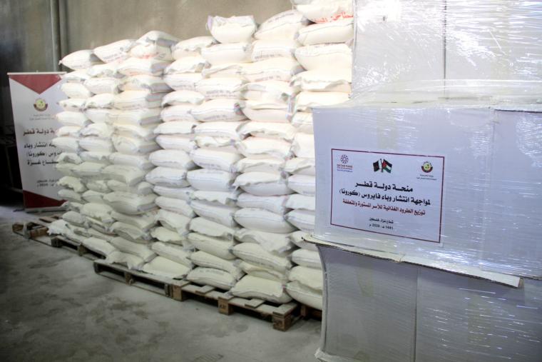 السفير محمد العمادي يعلن توزيع طروداً غذائية على مئات الأسر في غزة