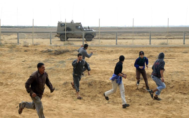 شبان يقتربون من السياج الحدودي شرق غزة