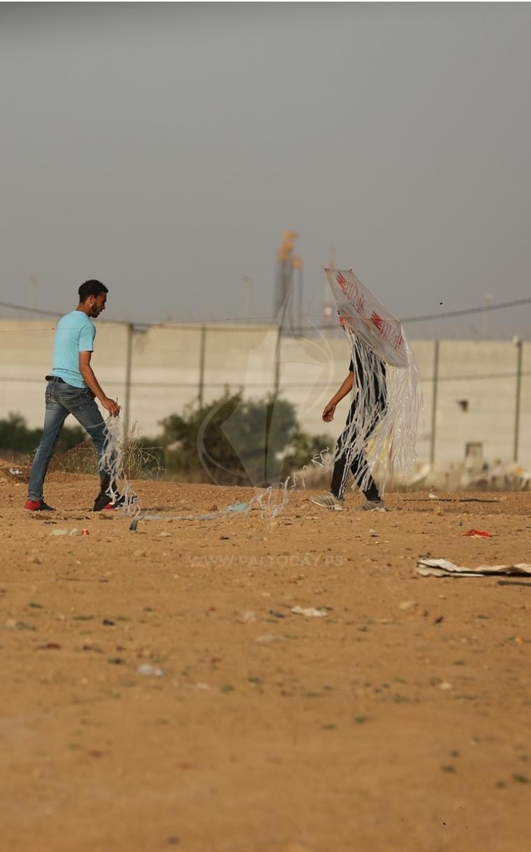  طائرات ورقية مذيلة بزجاجات حارقة شرق غزة ‫(43844104)‬ ‫‬