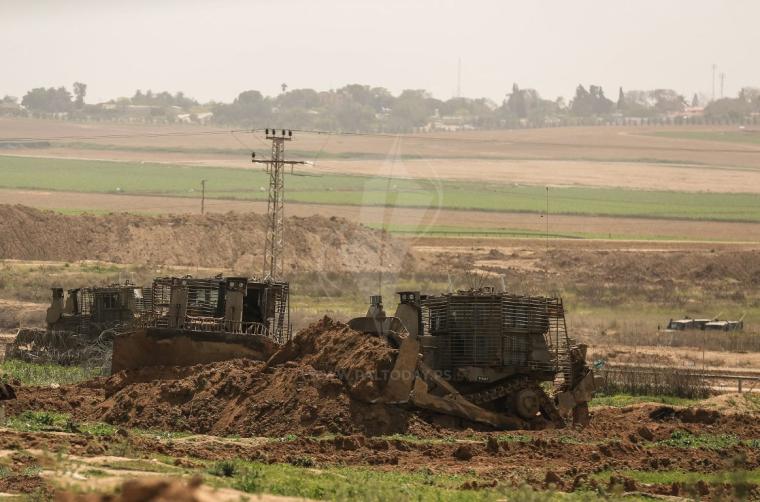 توغل 5 جرافات عسكرية "إسرائيلية" شرق قطاع غزة