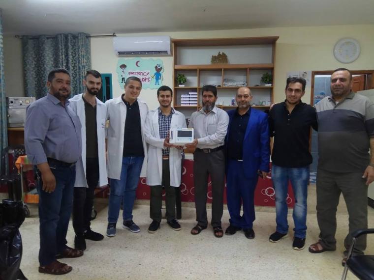 وفد من الجهاد في جنين يسلم مركز طوارئ عرابة جهازا لتخطيط القلب 