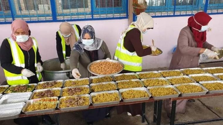 "استبقوا الخيرات" توزع آلاف الوجبات في كل يوم جمعة..