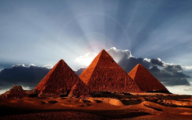 الأهرامات في مصر - صورة من الأرشيف