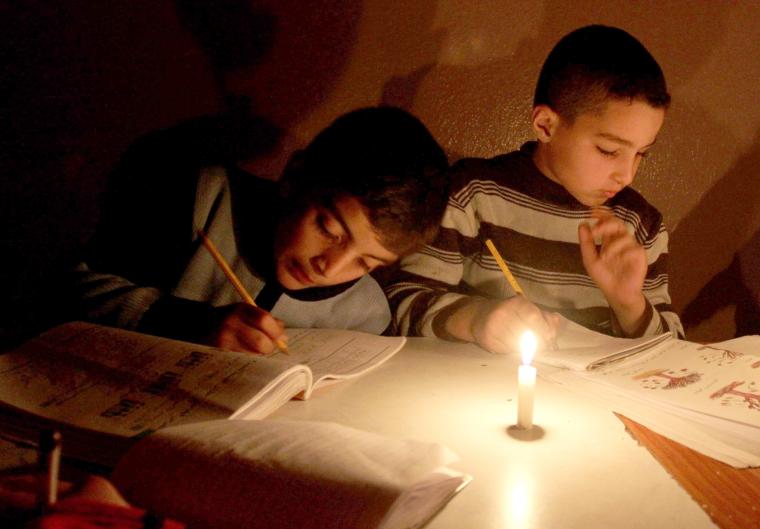 طلاب بدون كهرباء