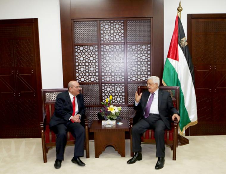 الرئيس عباس يستقبل رئيس اللجنة القطرية لإعادة إعمار غزة