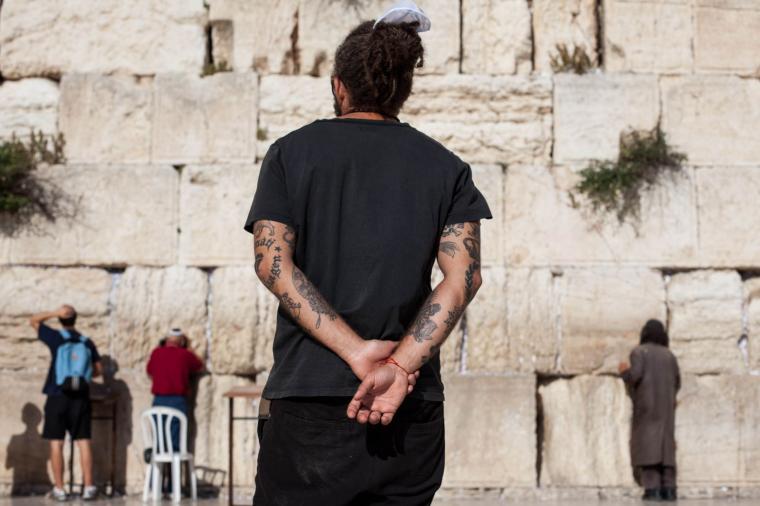 يهود متديين يدنس حائط البراق 