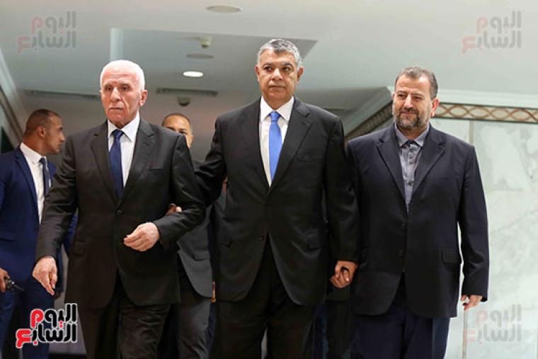 الأحمد والعاروري يتوسطهما الوسيط المصري خلال إعلان اتفاق المصالحة
