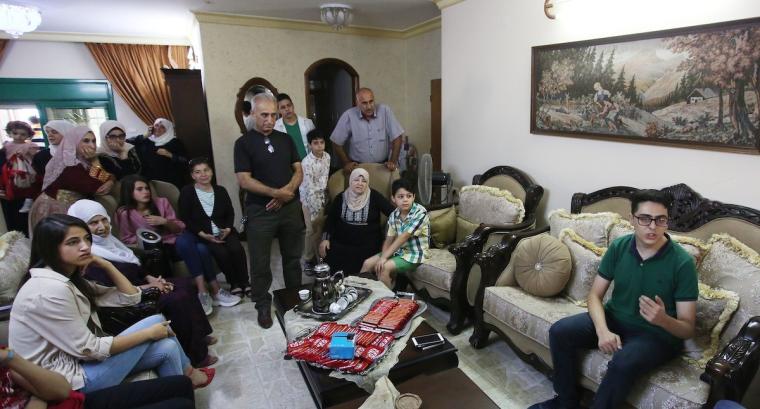 جانب من فرحة عائلة الطالب حمدان