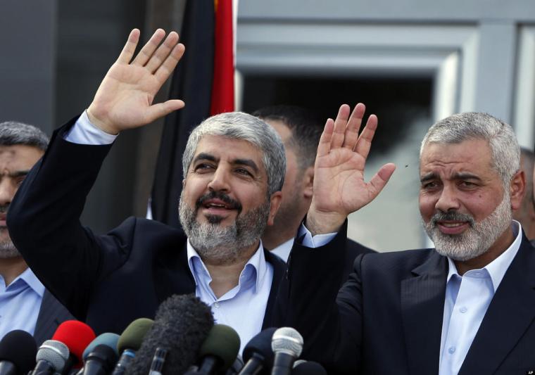 رئيس المكتب السياسي الجديد لحركة "حماس" إسماعيل هنية إلى اليمين برفقة رئيس المكتب السياسي السابق خالد مشعل إلى اليسار 