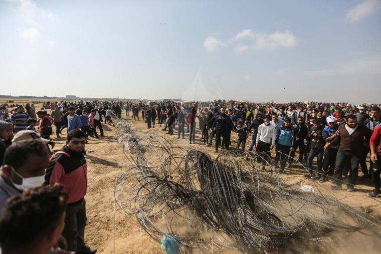متظاهرون سلميون قبالة السياج الفاصل شرق غزة
