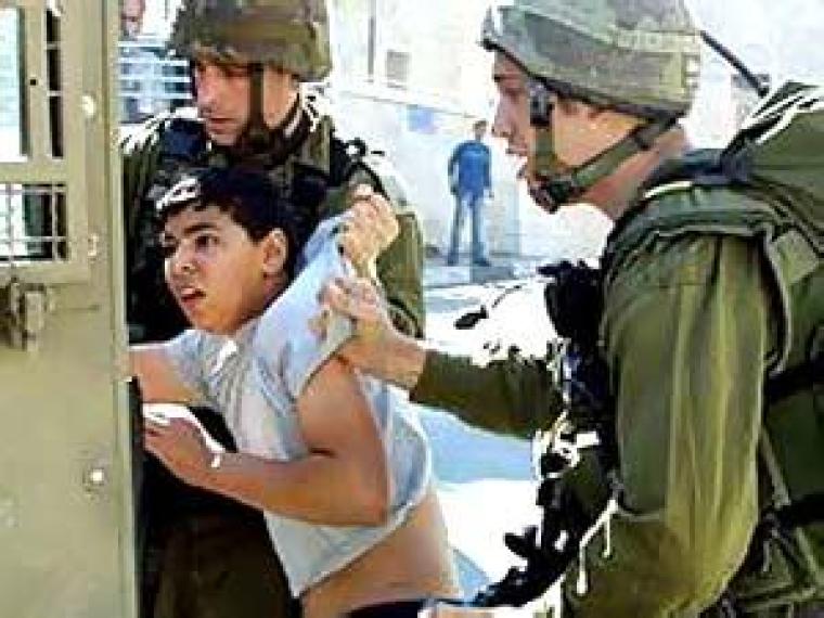 الاحتلال يعتدي على طفل فلسطيني