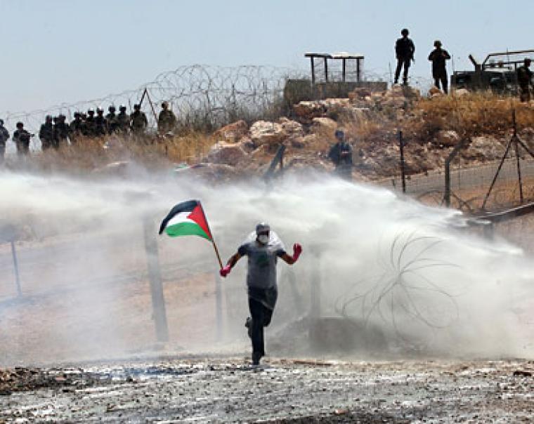 جنود الاحتلال يطلقون الغاز المسيل للدموع على المواطنين النشاركين في مسيرات الضفة الغربية